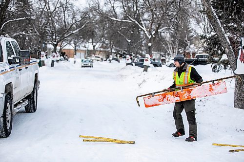 MIKAELA MACKENZIE / FREE PRESS
	
A city worker takes away the &#x4b2;oad closed&#x4e0;sign after trees had to be taken down because of damage caused by snow clearing on Hennessey Drive on Thursday, Dec. 19, 2024.

For Joyanne story.
Winnipeg Free Press 2024