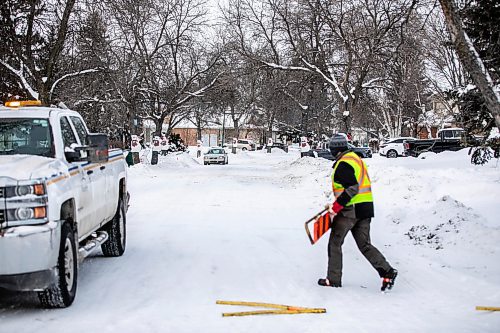 MIKAELA MACKENZIE / FREE PRESS
	
A city worker takes away the &#x4b2;oad closed&#x4e0;sign after trees had to be taken down because of damage caused by snow clearing on Hennessey Drive on Thursday, Dec. 19, 2024.

For Joyanne story.
Winnipeg Free Press 2024