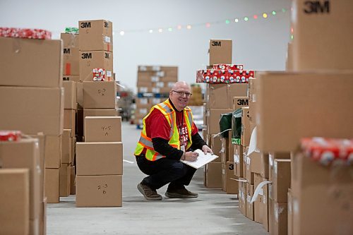 BROOK JONES / WINNIPEG FREE PRESS
Terry Sharman volunteers as a Christmas hamper checker at the Christmas Cheer Board at 895 Century St., in Winnipeg, Man., Friday, Dec. 15, 2023.
