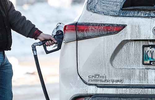 JOHN WOODS / FREE PRESS
Drivers line up for lower priced gas at a station on Waverley Street Tuesday, December 24, 2024. Provincial gas taxes will be applied again in the new year.
Reporter: ?
