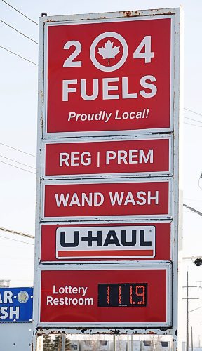 JOHN WOODS / FREE PRESS
Drivers line up for lower priced gas at a station on Waverley Street Tuesday, December 24, 2024. Provincial gas taxes will be applied again in the new year.
Reporter: ?
