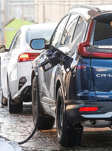 JOHN WOODS / FREE PRESS
Drivers line up for lower priced gas at a station on Waverley Street Tuesday, December 24, 2024. Provincial gas taxes will be applied again in the new year.
Reporter: ?