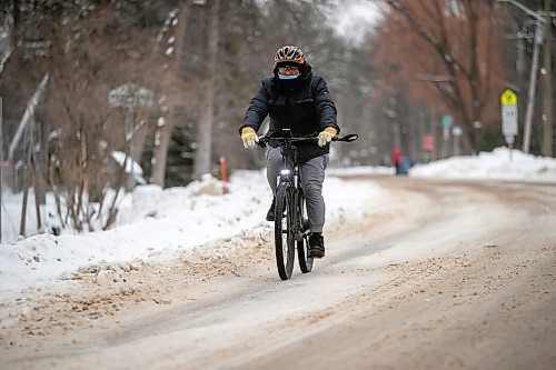 BROOK JONES/FREE PRESS
A cyclist takes advantage of the mild weather on Boxing Day as he rides his bike along South Drive in Winnipeg, Man. The capital region was experiencing above normal tempeatures for the Christmas holidays as the daytime temperature was hovering around 0 C on Thursday, Dec. 26, 2024.