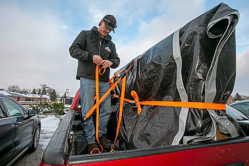 BROOK JONES/FREE PRESS
Twenty-five-year-old Dylan Hancox secures a 75-inch Hisense TV with tie-downs to a pickup truck bed after shopping with his fianc&#xe9;e Reanne Poirier, 25, at Visions Electronics on Pembina Highway on Boxing Day in Winnipeg, Man., Thursday, Dec. 26, 2024.