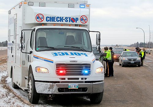 BORIS MINKEVICH / WINNIPEG FREE PRESS
An active RCMP Checkstop at Highway 1 West at the Headingley weigh scales this morning. Media were invited to attend. Dec. 7, 2017