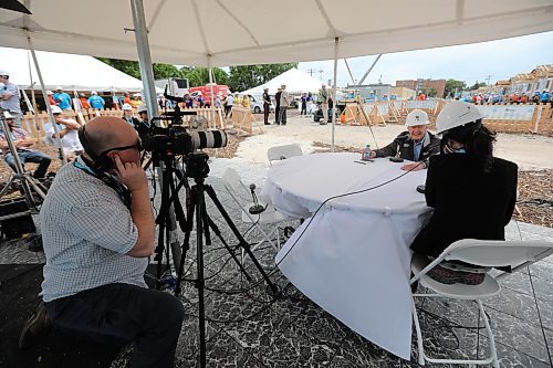 RUTH BONNEVILLE / WINNIPEG FREE PRESS



Former U.S. president Jimmy Carter is in good spirits as he is being interviewed by Free Press columnist Melissa Martin and videographer Mike Deal at the Carter Habitat for Humanity work project site Friday afternoon.  

July 14, 2017