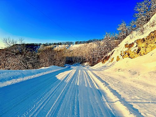 Gord Mackintosh / Free Press
The escarpment&#x2019;s compelling Snow Valley Road.