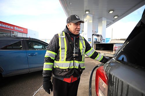 RUTH BONNEVILLE / FREE PRESS
LOCAL - Streeter, Gas tax break ending
Petro Canada's Madison Street gas station attendant, Terry Merrick, pumps gas for lines of customers on the day before the provincial gas tax is re-instated on Tuesday.
See story by Matt
Dec 31st, 2024