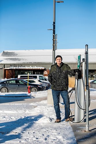 MIKAELA MACKENZIE / FREE PRESS
Jeff Mansfield, who has stopped using the Bill & Helen Norrie Library EV charging station since the app he uses to connect started charging him for the service, at the charger on Friday, Jan. 3, 2025.
For Nicole story.
Winnipeg Free Press 2024