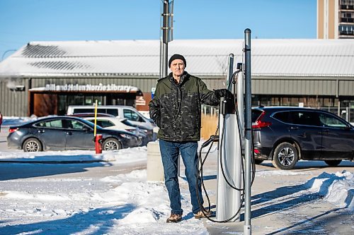 MIKAELA MACKENZIE / FREE PRESS
Jeff Mansfield, who has stopped using the Bill & Helen Norrie Library EV charging station since the app he uses to connect started charging him for the service, at the charger on Friday, Jan. 3, 2025.
For Nicole story.
Winnipeg Free Press 2024