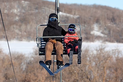 03012025
Gill Smith and her four-year-old daughter Harper Dmytriw ride the chair lift at Ski Valley north of Minnedosa while skiing on a cold Friday afternoon. Westman will spend the weekend in a deep freeze before temperatures improve next week.
(Tim Smith/The Brandon Sun)