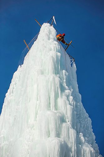 MIKAELA MACKENZIE / FREE PRESS
Charles Roy adjusts the water for optimal ice creation at the St. Boniface ice climbing tower on Monday, Jan. 6, 2025. The system needs to be checked three times a day while running, and it usually takes about two weeks to create the finished tower. Temperatures need to be below -15C to build up ice, so these folks may be one of the few not looking forward to the warmer days forecasted ahead.
Standup.
Winnipeg Free Press 2025