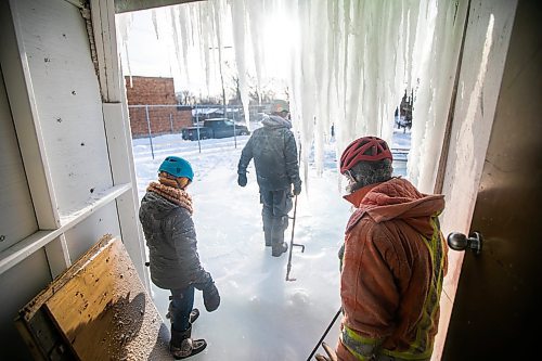 MIKAELA MACKENZIE / FREE PRESS
Zo Le Gallic (left), Rolly Magne, and Charles Roy leave the tower after adjusting the water for optimal ice creation at the St. Boniface ice climbing tower on Monday, Jan. 6, 2025. The system needs to be checked three times a day while running, and it usually takes about two weeks to create the finished tower. Temperatures need to be below -15C to build up ice, so these folks may be one of the few not looking forward to the warmer days forecasted ahead.
Standup.
Winnipeg Free Press 2025