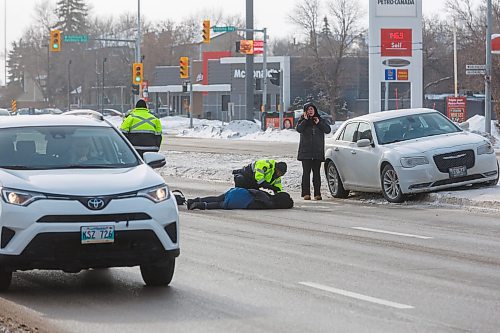 MIKE DEAL / FREE PRESS
Bus drivers attend to a pedestrian lying in the middle of north bound Pembina Highway after being struck by a vehicle near the intersection of Dalhousie Drive just after noon Wednesday.
250108 - Wednesday, January 08, 2025.