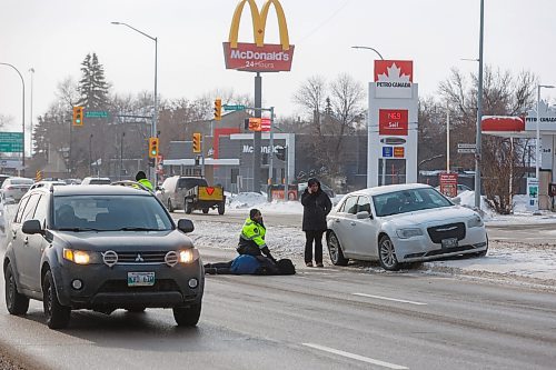 MIKE DEAL / FREE PRESS
Bus drivers attend to a pedestrian lying in the middle of north bound Pembina Highway after being struck by a vehicle near the intersection of Dalhousie Drive just after noon Wednesday.
250108 - Wednesday, January 08, 2025.