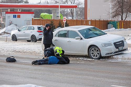 MIKE DEAL / FREE PRESS
Bus drivers attend to a pedestrian lying in the middle of north bound Pembina Highway after being struck by a vehicle near the intersection of Dalhousie Drive just after noon Wednesday.
250108 - Wednesday, January 08, 2025.