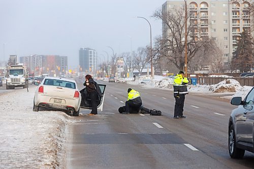 MIKE DEAL / FREE PRESS
Bus drivers attend to a pedestrian lying in the middle of north bound Pembina Highway after being struck by a vehicle near the intersection of Dalhousie Drive just after noon Wednesday.
250108 - Wednesday, January 08, 2025.