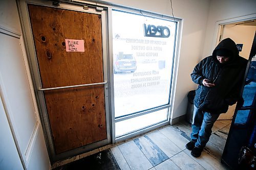 JOHN WOODS / FREE PRESS
Doors have been damaged at two Blondies locations in Winnipeg Sunday, January 12, 2025. The door was damaged at the Watson Street location when someone drove into it and then stole the till. The owner alleges that it is increasingly hard to run a business in the city due to increased crime.
Reporter: maggie