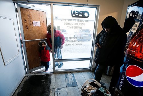 JOHN WOODS / FREE PRESS
Doors have been damaged at two Blondies locations in Winnipeg Sunday, January 12, 2025. The door was damaged at the Watson Street location when someone drove into it and then stole the till. The owner alleges that it is increasingly hard to run a business in the city due to increased crime.
Reporter: maggie