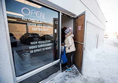 JOHN WOODS / FREE PRESS
Doors have been damaged at two Blondies locations in Winnipeg Sunday, January 12, 2025. The door was damaged at the Watson Street location when someone drove into it and then stole the till. The owner alleges that it is increasingly hard to run a business in the city due to increased crime.
Reporter: maggie
