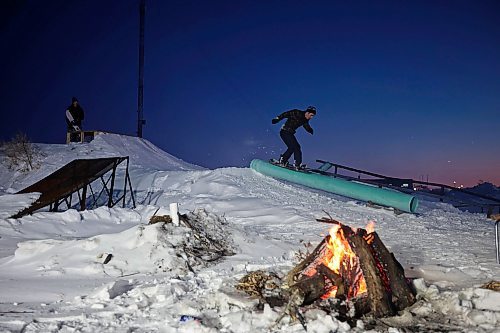 15012025
Nathan Rey grinds a tube while snowboarding in a backyard park at Chris Campbell&#x2019;s home along 17th Avenue East in Brandon on a mild Wednesday evening. 
(Tim Smith/The Brandon Sun)