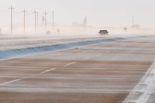 MIKE DEAL / FREE PRESS
Vehicles drive through the blowing snow on the South Perimeter Highway Friday.
Standup
250117 - Friday, January 17, 2025.
