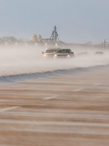 MIKE DEAL / FREE PRESS
Vehicles drive through the blowing snow on the South Perimeter Highway Friday.
Standup
250117 - Friday, January 17, 2025.