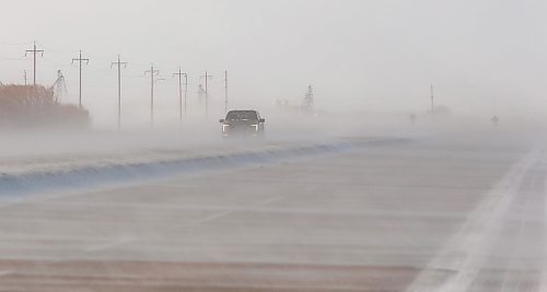 MIKE DEAL / FREE PRESS
Vehicles drive through the blowing snow on the South Perimeter Highway Friday.
Standup
250117 - Friday, January 17, 2025.