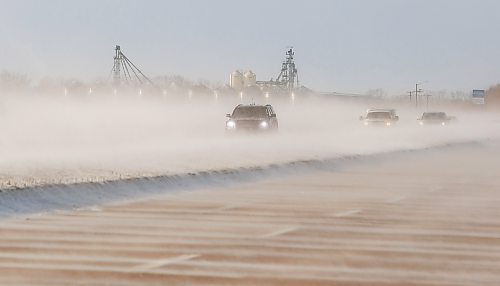 MIKE DEAL / FREE PRESS
Vehicles drive through the blowing snow on the South Perimeter Highway Friday.
Standup
250117 - Friday, January 17, 2025.