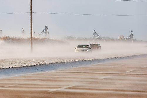 MIKE DEAL / FREE PRESS
Vehicles drive through the blowing snow on the South Perimeter Highway Friday.
Standup
250117 - Friday, January 17, 2025.