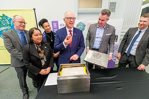 MIKE DEAL / FREE PRESS
Mayor Scott Gillingham holds up a piece of the Portage and Main barrier while councillors (from left) Shawn Dobson, Devi Sharma, Vivian Santos, Evan Duncan, and the City Archivist Konrad Krahn were on hand to close the Winnipeg 150 time capsule to marking the conclusion of Winnipeg 150. The time capsule will be stored at the City’s Archives until it is opened for the City’s 200th Anniversary in 2074.
250117 - Friday, January 17, 2025.