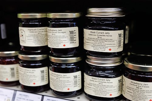 MIKE DEAL / FREE PRESS
Checking labels for small maple leafs.
Tarik Zeid, manager at Food Fare Silver Heights (2285 Portage Ave), puts up Made in Canada signage to help consumers determine what is Canadian and what is American.
Reporter: Scott Billeck
250203 - Monday, February 03, 2025.