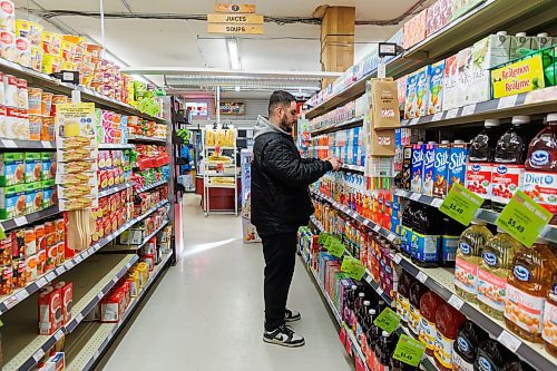 MIKE DEAL / FREE PRESS
Tarik Zeid, manager at Food Fare Silver Heights (2285 Portage Ave), puts up Made in Canada signage to help consumers determine what is Canadian and what is American.
Reporter: Scott Billeck
250203 - Monday, February 03, 2025.