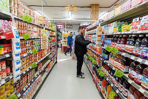 MIKE DEAL / FREE PRESS
Tarik Zeid, manager at Food Fare Silver Heights (2285 Portage Ave), puts up Made in Canada signage to help consumers determine what is Canadian and what is American.
Reporter: Scott Billeck
250203 - Monday, February 03, 2025.