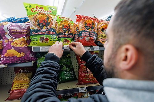 MIKE DEAL / FREE PRESS
Tarik Zeid, manager at Food Fare Silver Heights (2285 Portage Ave), puts up Made in Canada signage to help consumers determine what is Canadian and what is American.
Reporter: Scott Billeck
250203 - Monday, February 03, 2025.