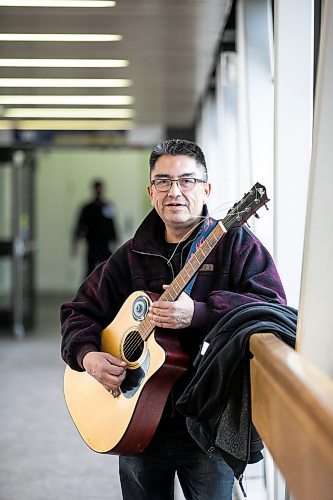MIKAELA MACKENZIE / FREE PRESS
Busker Dwaine Davey in the skywalk over Smith Street downtown on Friday, Feb. 7, 2025.
For Martin Zeilig story.
Winnipeg Free Press 2025