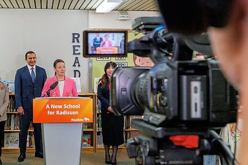 MIKE DEAL / FREE PRESS
Premier Wab Kinew and Education Minister Tracy Schmidt at Monday's announcement.