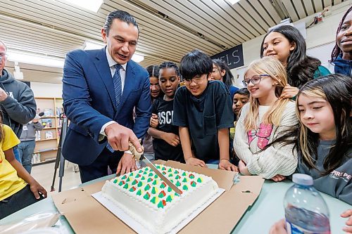 MIKE DEAL / FREE PRESS
Premier Wab Kinew and Education Minister Tracy Schmidt announce that the government will build a school in the Devonshire Park neighbourhood. The announcement was made in the library of Bernie Wolfe School Monday morning. The premier cut a cake as part of the celebration.
