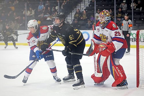 Nicholas Johnson of the Brandon Wheat Kings eyes the puck while between Josh Lee and goalie Alex Worthington of the Edmonton Oil Kings during WHL action at Westoba Place on Wednesday evening.
(Tim Smith/The Brandon Sun)
