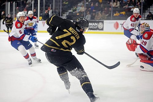 26022025
Marcus Nguyen #72 of the Brandon Wheat Kings fires a shot at goalie Alex Worthington #29 of the Edmonton Oil Kings during WHL action at Westoba Place on Wednesday evening.
(Tim Smith/The Brandon Sun)