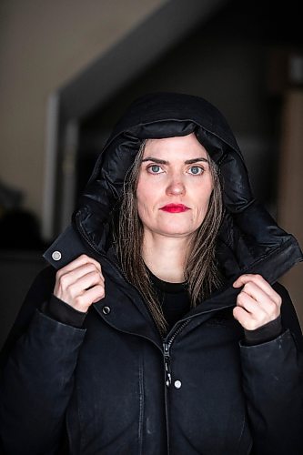 MIKAELA MACKENZIE / FREE PRESS
Lisa Moore, who has cold urticaria, gets on her winter coat on Tuesday, March 4, 2025. The condition most affects her with cold water (swimming) or when the temperatures drop extremely low.
For AV story.
Winnipeg Free Press 2025
