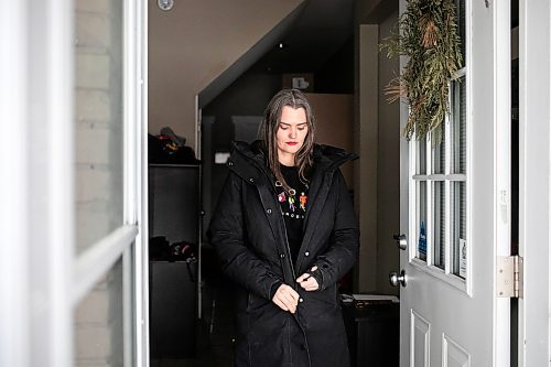 MIKAELA MACKENZIE / FREE PRESS
Lisa Moore, who has cold urticaria, gets on her winter coat on Tuesday, March 4, 2025. The condition most affects her with cold water (swimming) or when the temperatures drop extremely low.
For AV story.
Winnipeg Free Press 2025