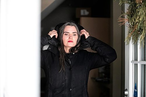 MIKAELA MACKENZIE / FREE PRESS
Lisa Moore, who has cold urticaria, gets on her winter coat on Tuesday, March 4, 2025. The condition most affects her with cold water (swimming) or when the temperatures drop extremely low.
For AV story.
Winnipeg Free Press 2025