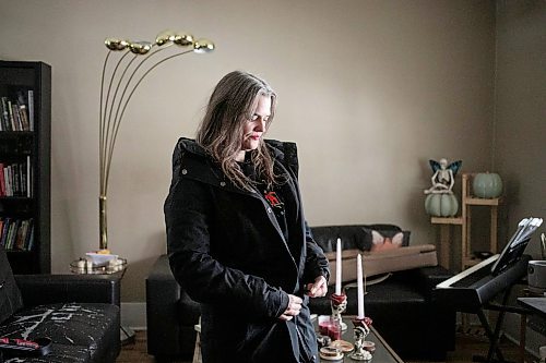 MIKAELA MACKENZIE / FREE PRESS
Lisa Moore, who has cold urticaria, gets on her winter coat on Tuesday, March 4, 2025. The condition most affects her with cold water (swimming) or when the temperatures drop extremely low.
For AV story.
Winnipeg Free Press 2025