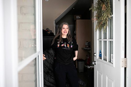 MIKAELA MACKENZIE / FREE PRESS
Lisa Moore, who has cold urticaria, gets on her winter coat on Tuesday, March 4, 2025. The condition most affects her with cold water (swimming) or when the temperatures drop extremely low.
For AV story.
Winnipeg Free Press 2025
