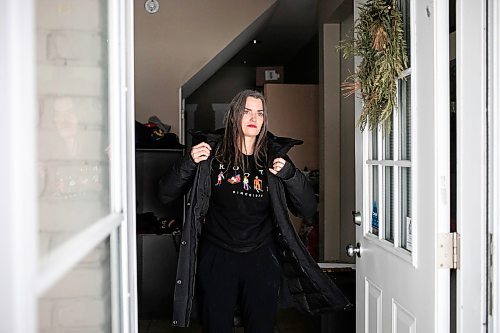 MIKAELA MACKENZIE / FREE PRESS
Lisa Moore, who has cold urticaria, gets on her winter coat on Tuesday, March 4, 2025. The condition most affects her with cold water (swimming) or when the temperatures drop extremely low.
For AV story.
Winnipeg Free Press 2025