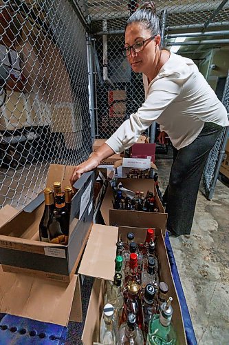 MIKE DEAL / FREE PRESS
Michelle Allard restaurant manager at 529 Wellington boxes up the American liquor that has been taken off the menu.
Wow Hospitality, which owns 529 Wellington, is pulling roughly $500,000 worth of U.S. alcohol from its shelves in &#x201c;solidarity.&#x201d;
Reporter: Gabrielle Piche
250305 - Wednesday, March 05, 2025.