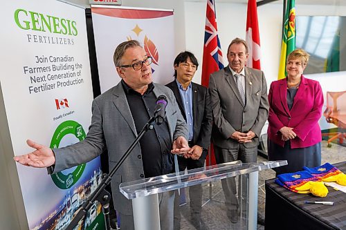 MIKE DEAL / FREE PRESS
(From left) Jason Mann, President, Genesis Fertilizer, Chris Avery, CEO, Arctic Gateway Group, Ron Kostyshyn, Minister of Agriculture, and Lisa Naylor, Minister of Transportation and Infrastructure, put on Arctic Gateway toques after Jason Mann and Chris Avery signed a Letter of Intent for import and export shipments of phosphate and other fertilizer feedstocks through the Port of Churchill at the AGG office in the VIA Rail Station (Union Station), 123 Main Street, Friday morning.
Reporter: Gabrielle Piche
250307 - Friday, March 07, 2025.