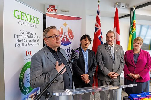 MIKE DEAL / FREE PRESS
(From left) Jason Mann, President, Genesis Fertilizer, Chris Avery, CEO, Arctic Gateway Group, Ron Kostyshyn, Minister of Agriculture, and Lisa Naylor, Minister of Transportation and Infrastructure, put on Arctic Gateway toques after Jason Mann and Chris Avery signed a Letter of Intent for import and export shipments of phosphate and other fertilizer feedstocks through the Port of Churchill at the AGG office in the VIA Rail Station (Union Station), 123 Main Street, Friday morning.
Reporter: Gabrielle Piche
250307 - Friday, March 07, 2025.