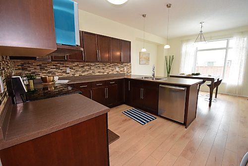 Todd Lewys / Free Press
A huge window on the kitchen/dining area&#x2019;s rear wall lets in tons of natural light, which complements the natural flooring, neutral wall colours and rich finishes in the kitchen.